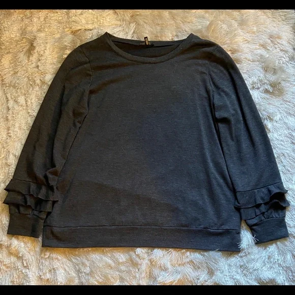 Drew Ruffle Sleeve Charcoal Gray Sweater size Large - Picture 1 of 9